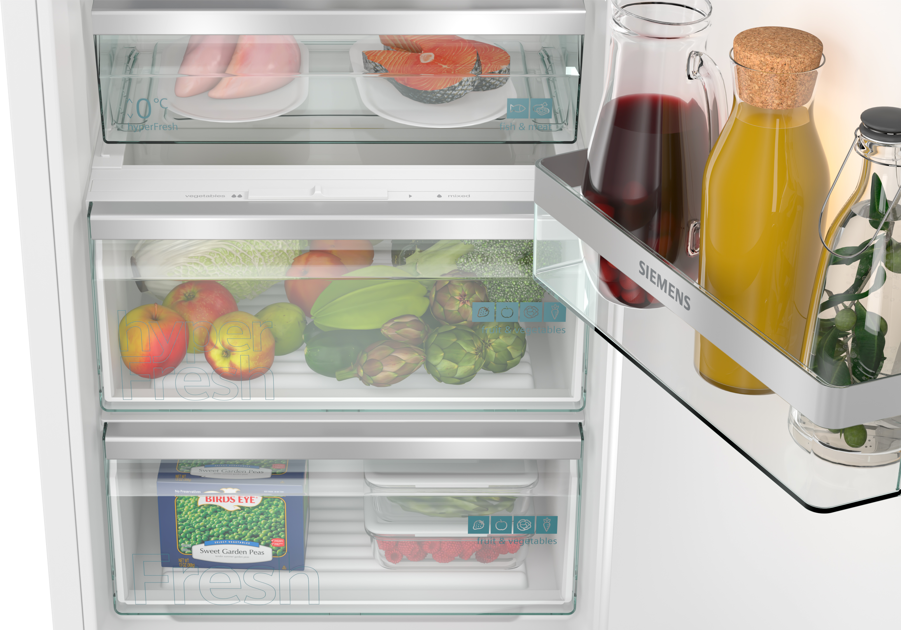 Kühlschrank-Innenraum mit Regalen voller Lebensmittel und Getränke.