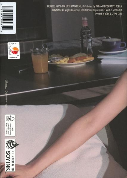 Bild von einem Tisch mit Essen, Getränk und Arm einer Person rechts.