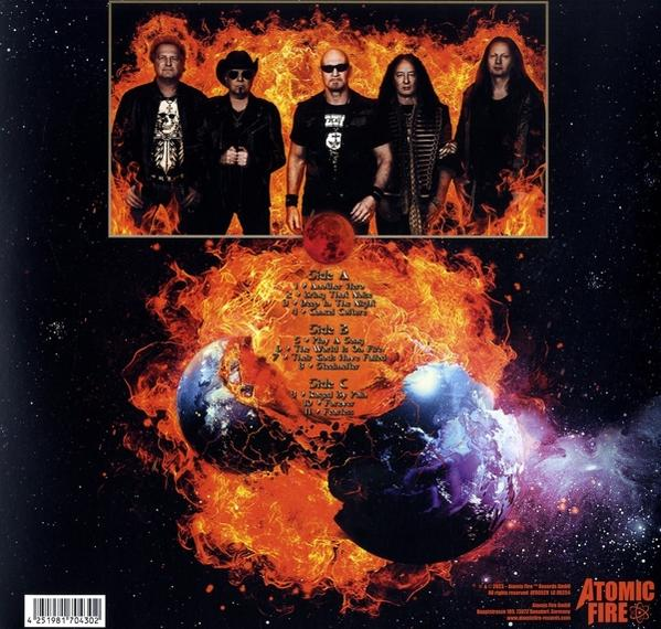 Albumcover mit einer Band vor feurigem Hintergrund, Planeten und Titelliste.