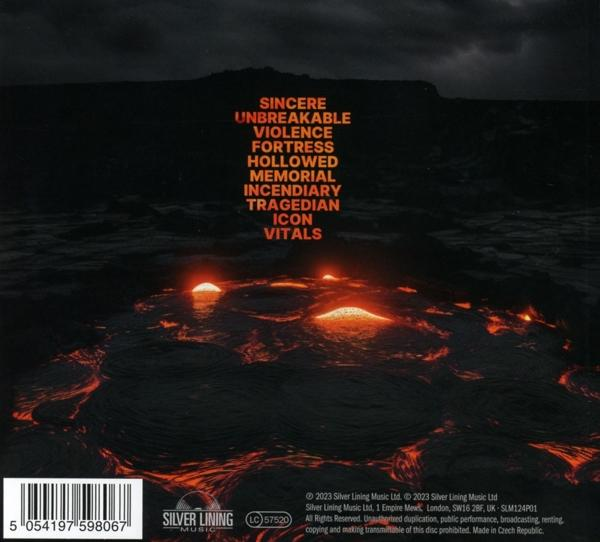 Albumcover mit feuriger Lava und Songtiteln. Dunkler, strukturierter Hintergrund mit Orangetönen.