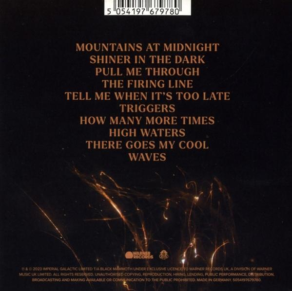 CD-Cover mit Songtiteln und feurigem Hintergrund und Warner Records Logo.