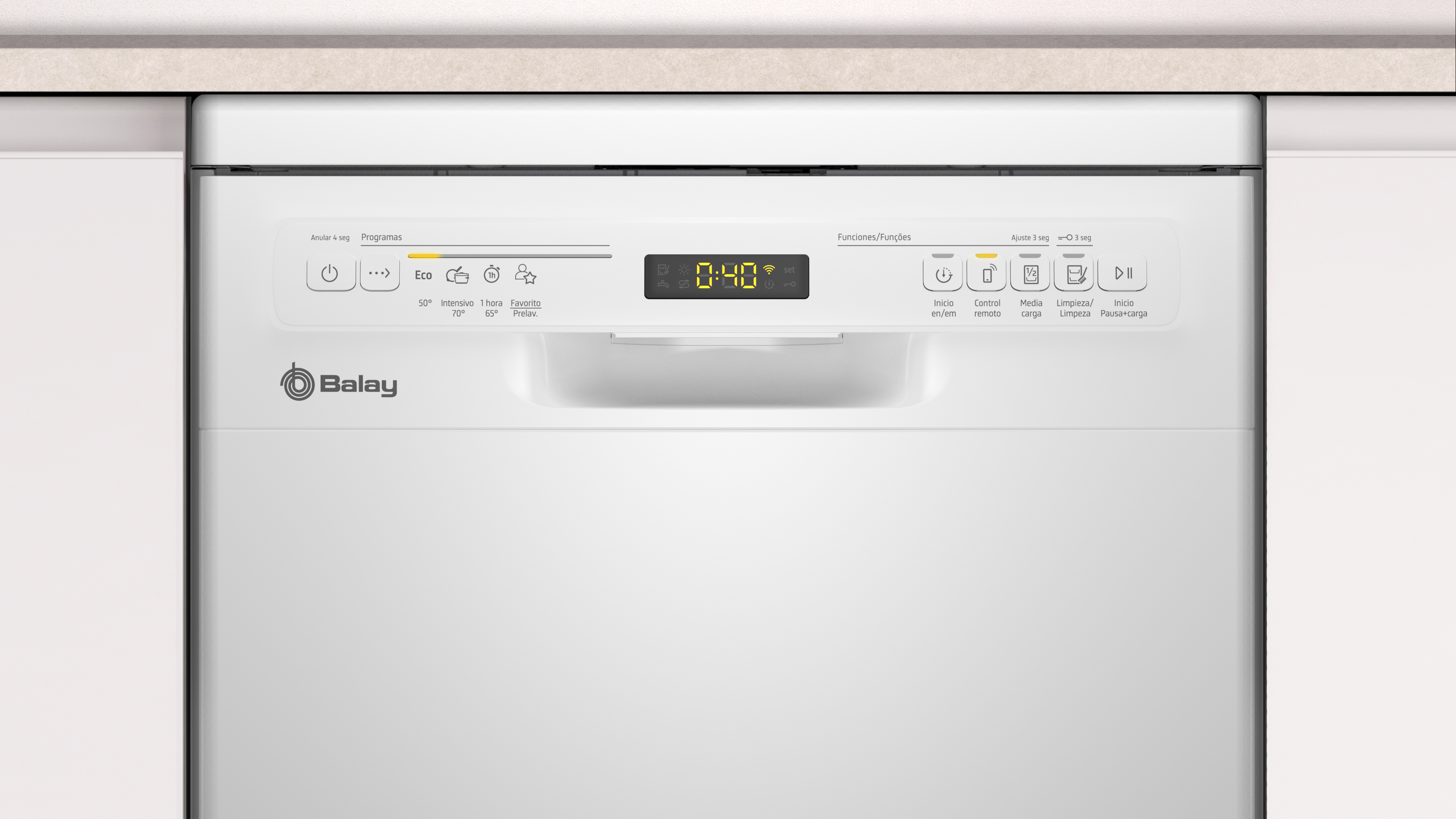 Un lavavajillas blanco con una pantalla digital que muestra la hora. El fondo es blanco.