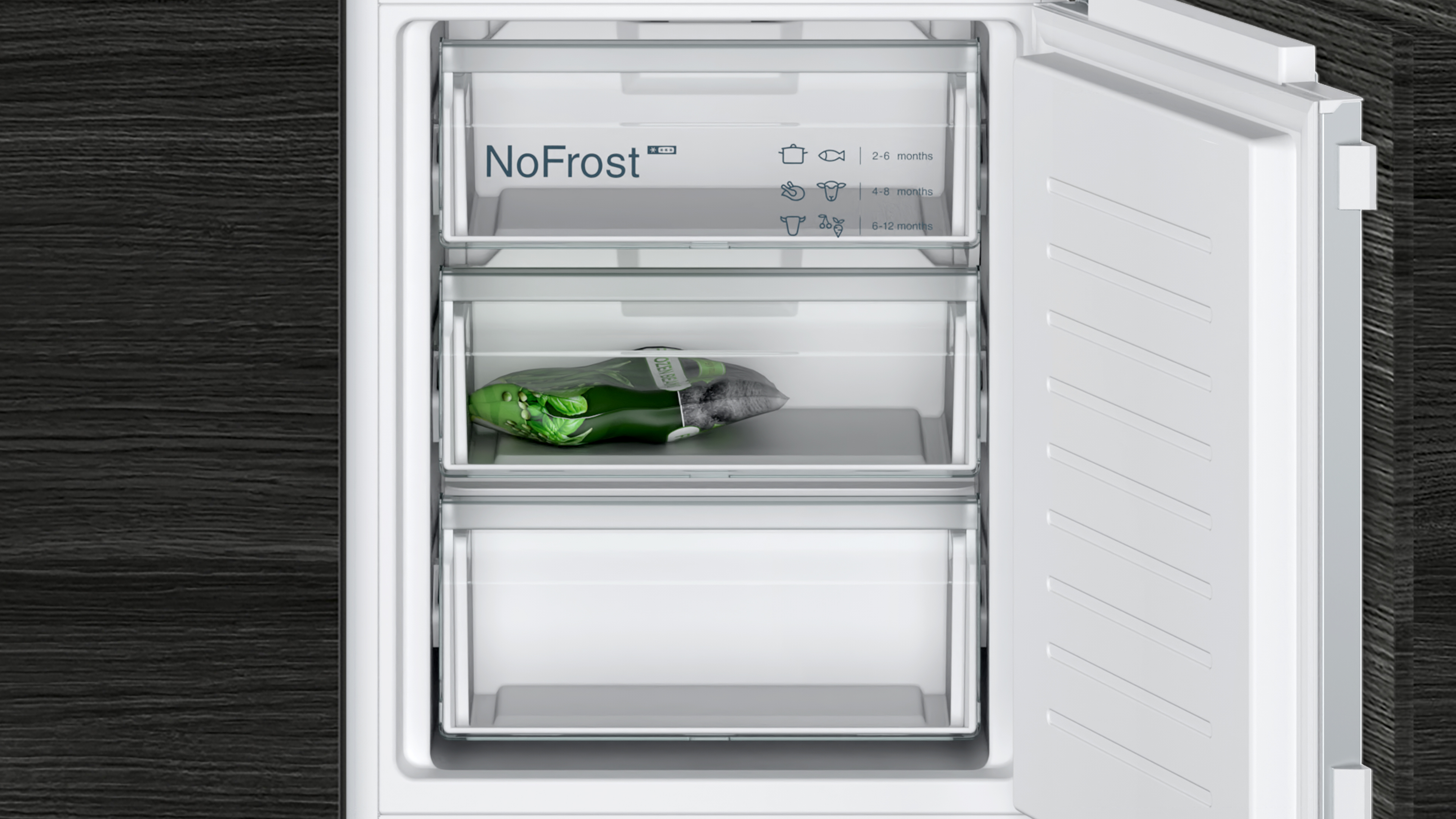 Kühlschrank-Innenraum mit Gefrierfächern und Lebensmitteln.