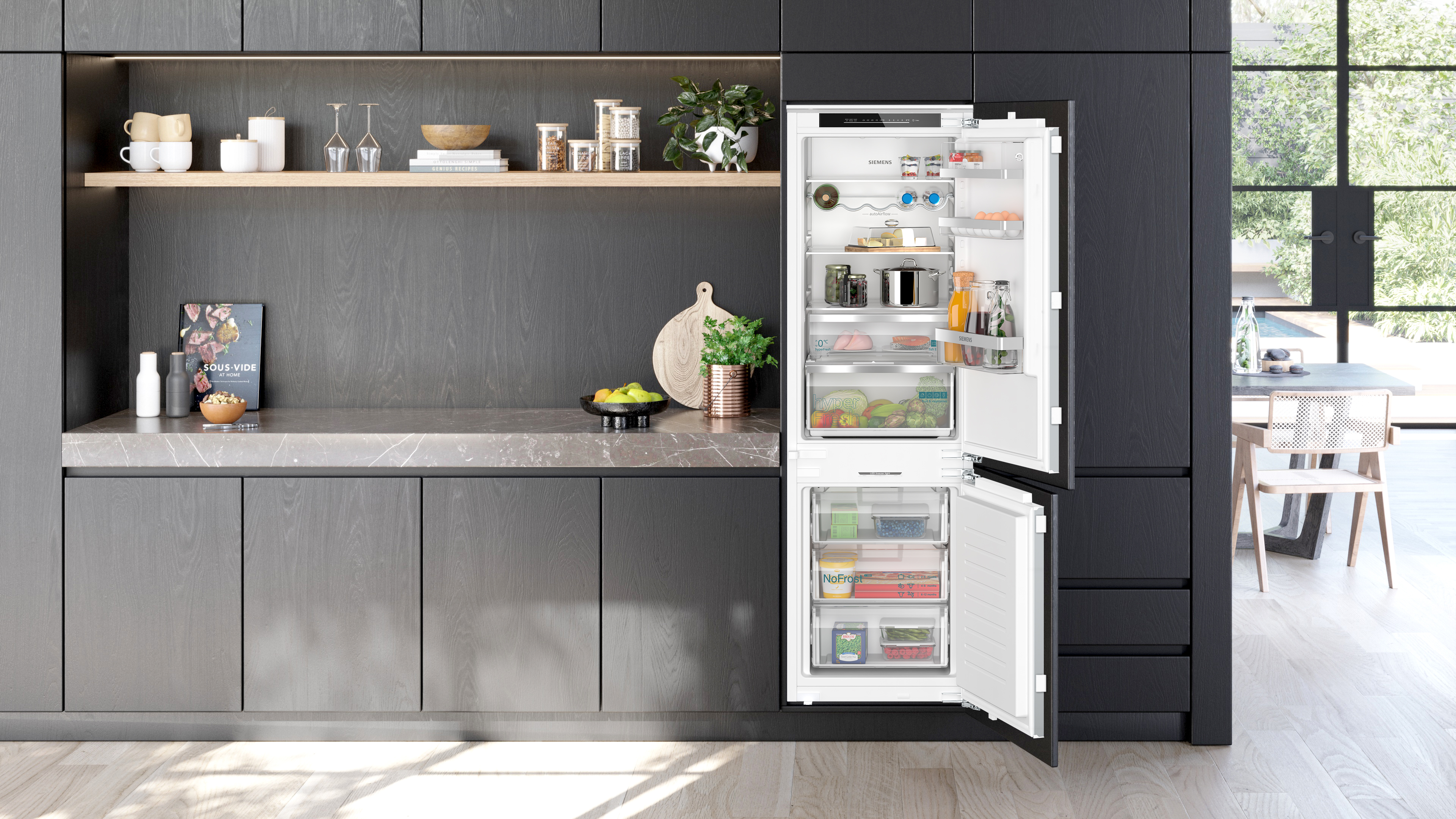 Eine moderne Küche mit geöffnetem Kühlschrank, Regalen mit Lebensmitteln und einem Schneidebrett.