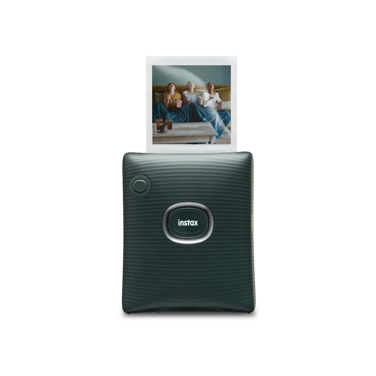 Instax-printer met foto van drie mensen. Donkergroene printerbehuizing.