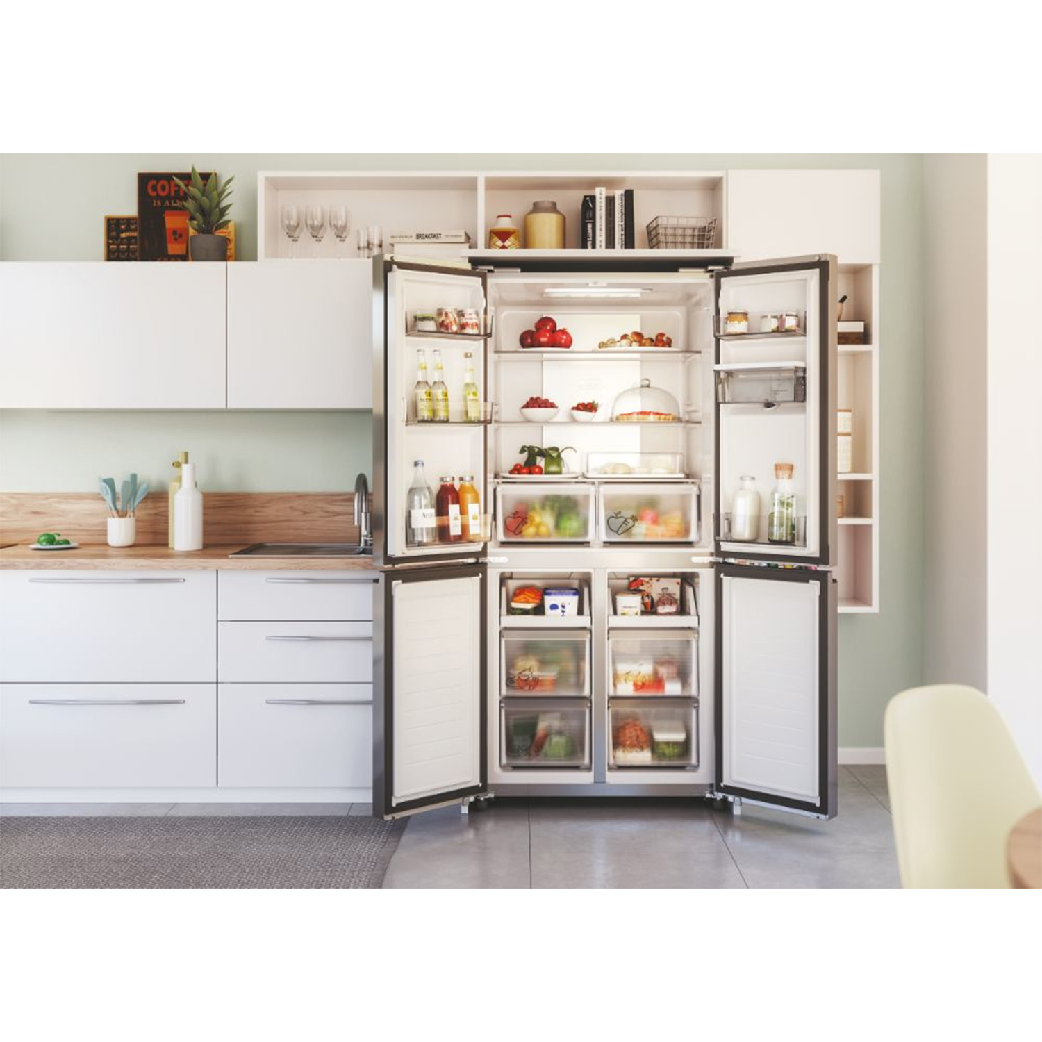 Una cucina luminosa con un grande frigorifero con le porte aperte, che rivela il suo contenuto.