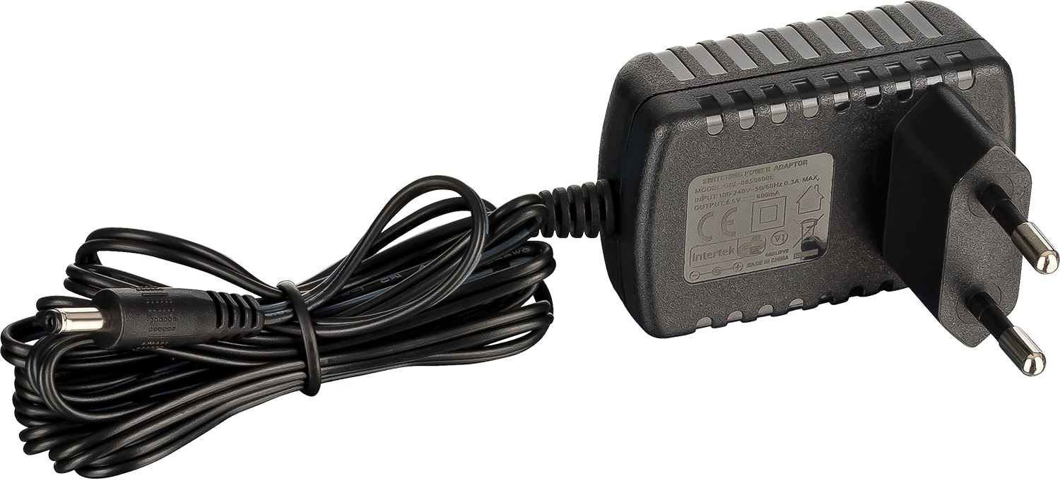 Fekete hálózati adapter DC 12V IN porttal és európai dugóval, fehér háttérben.