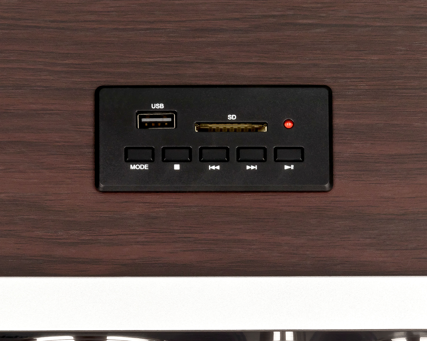 Közeli kép a vezérlőpanelről USB, SD és üzemmód gombokkal.