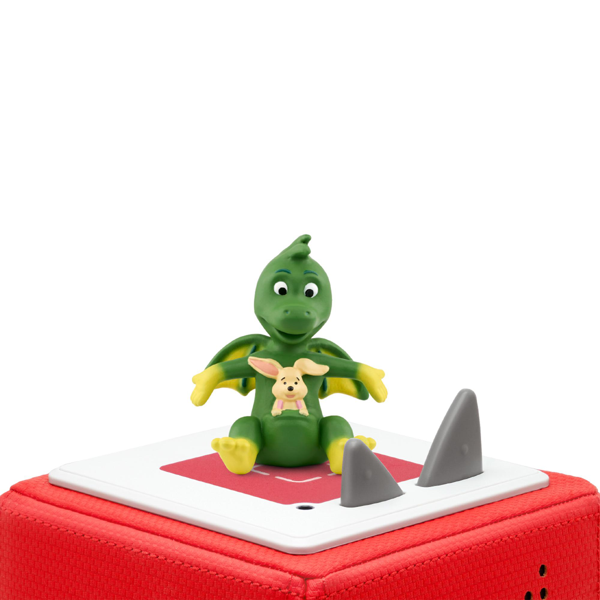 Eine grüne Drachenfigur, die einen Hasen auf einer roten Basis mit zwei grauen Haifischflossen hält.