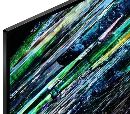 Zbliżenie ekranu telewizora z abstrakcyjnym, kolorowym wzorem. Przekątne linie w kolorach zielonym i niebieskim.