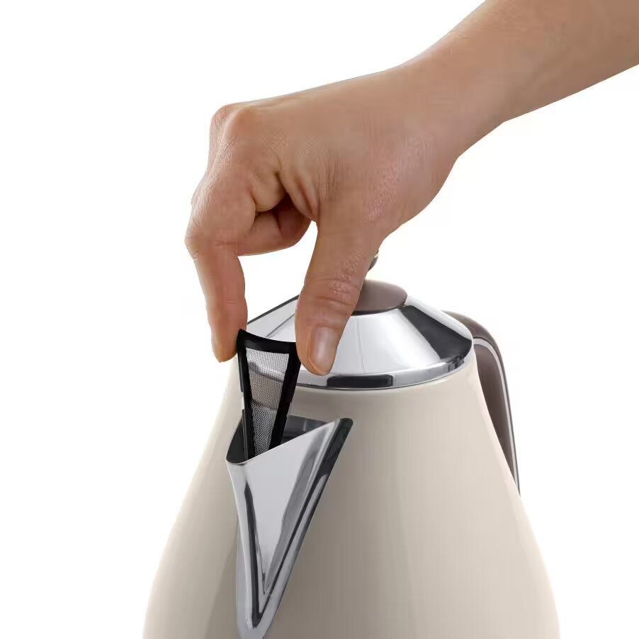 Ręka osoby wyjmująca filtr z kremowego czajnika elektrycznego.