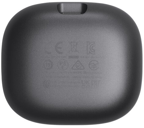 Mężczyzna z długimi włosami używający trymera do włosów w nosie i uszach.