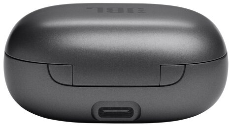 Samochód rajdowy skaczący nad zaśnieżonym wzgórzem, z drzewami w tle.