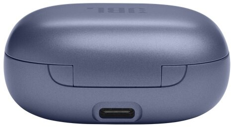 Zamknięte, niebiesko-szare etui ładujące słuchawki z portem USB-C na dole.