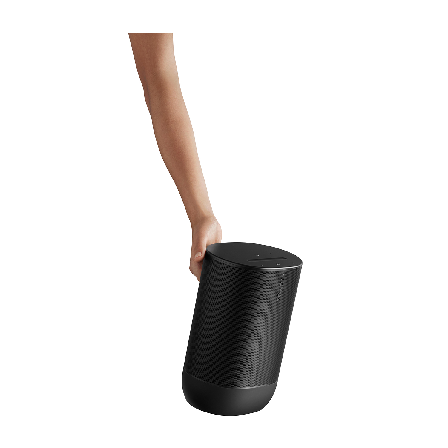 Un altoparlante cilindrico nero tenuto in mano, su sfondo bianco.