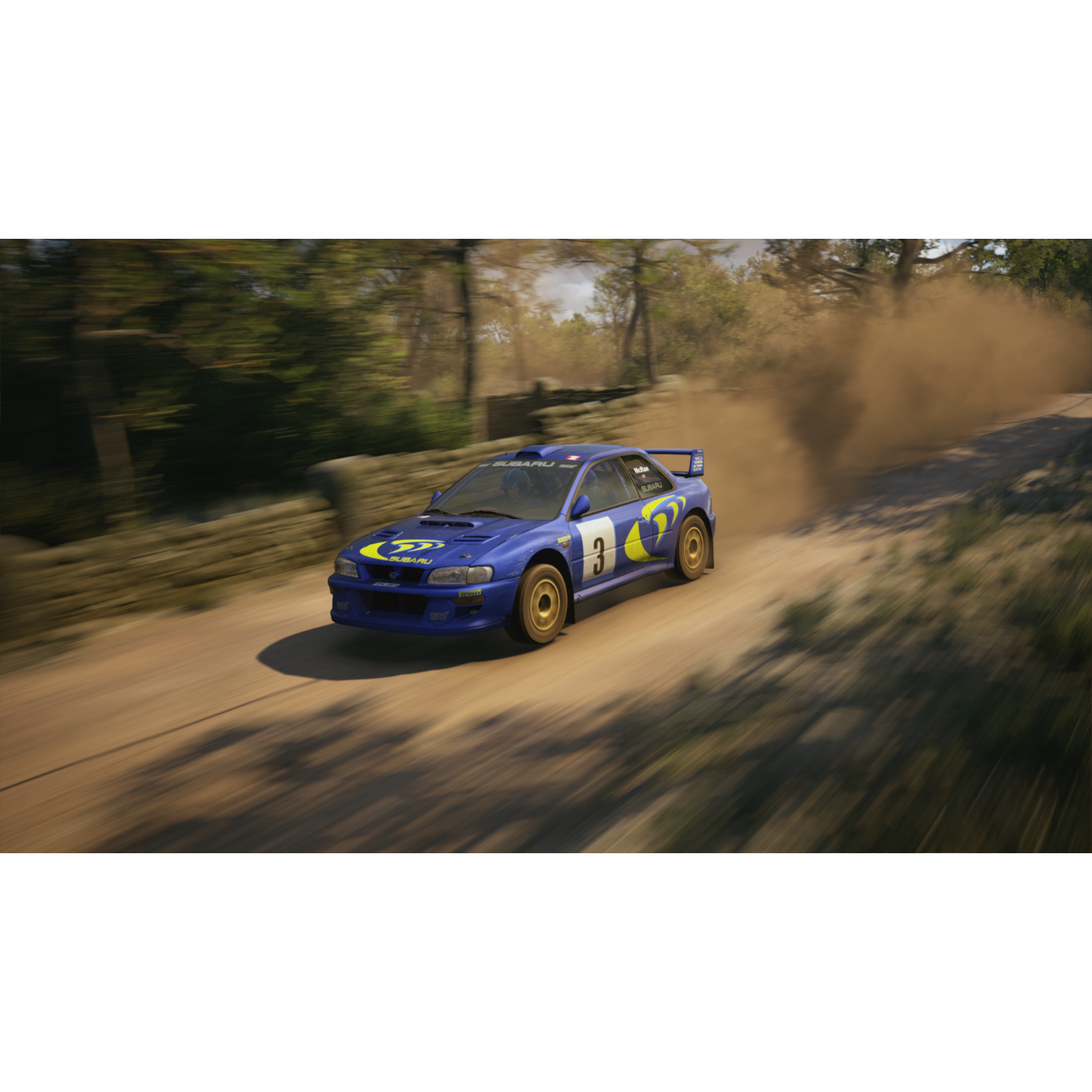 Een blauwe Subaru rallyauto racet op een zandweg en veroorzaakt stofwolken, in beweging.