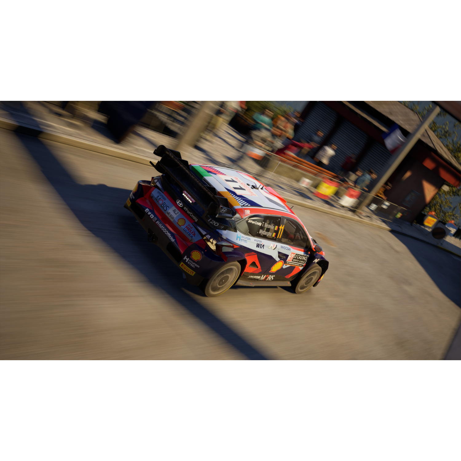 Een rallywagen scheurt een bocht om. Vage achtergrond van toeschouwers.
