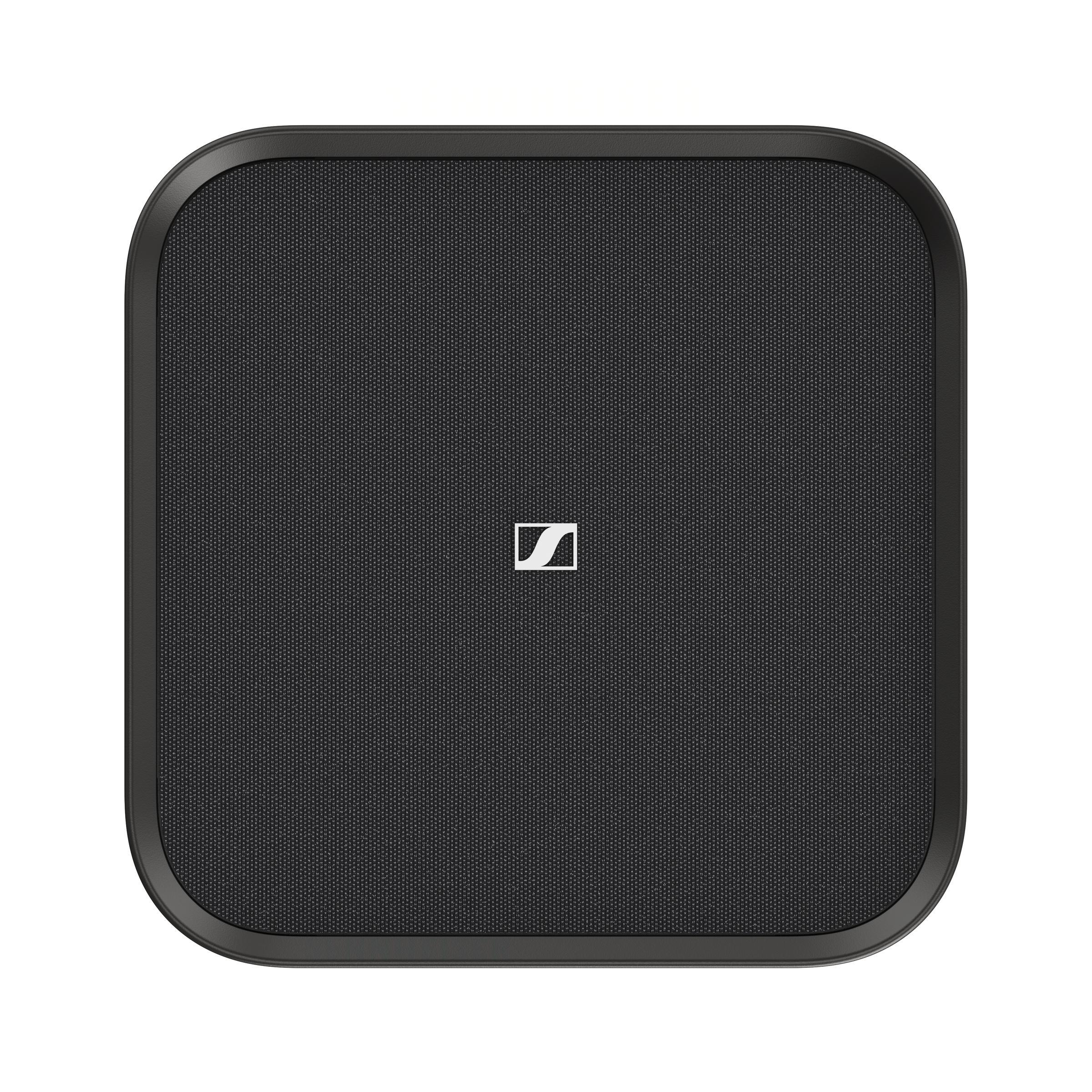 Ein schwarzer quadratischer Lautsprecher mit abgerundeten Ecken, mit einem Sennheiser-Logo in der Mitte.