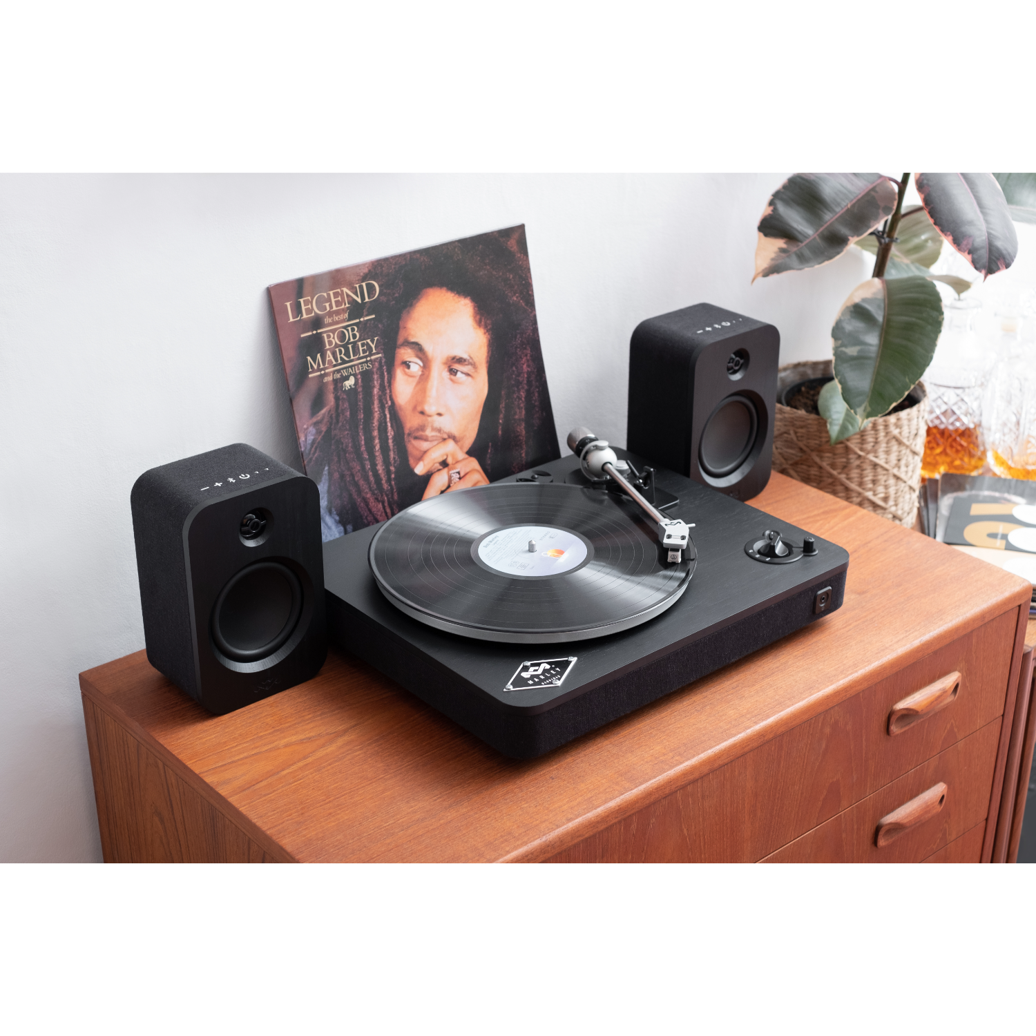 Platenspeler met plaat, met speakers. Bob Marley albumhoes.