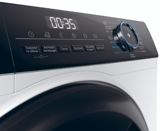Wasmachine bedieningspaneel met digitaal display en diverse functieknoppen.
