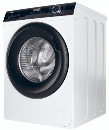 Witte Haier wasmachine. Zwarte deur met een digitaal display. Witte achtergrond.