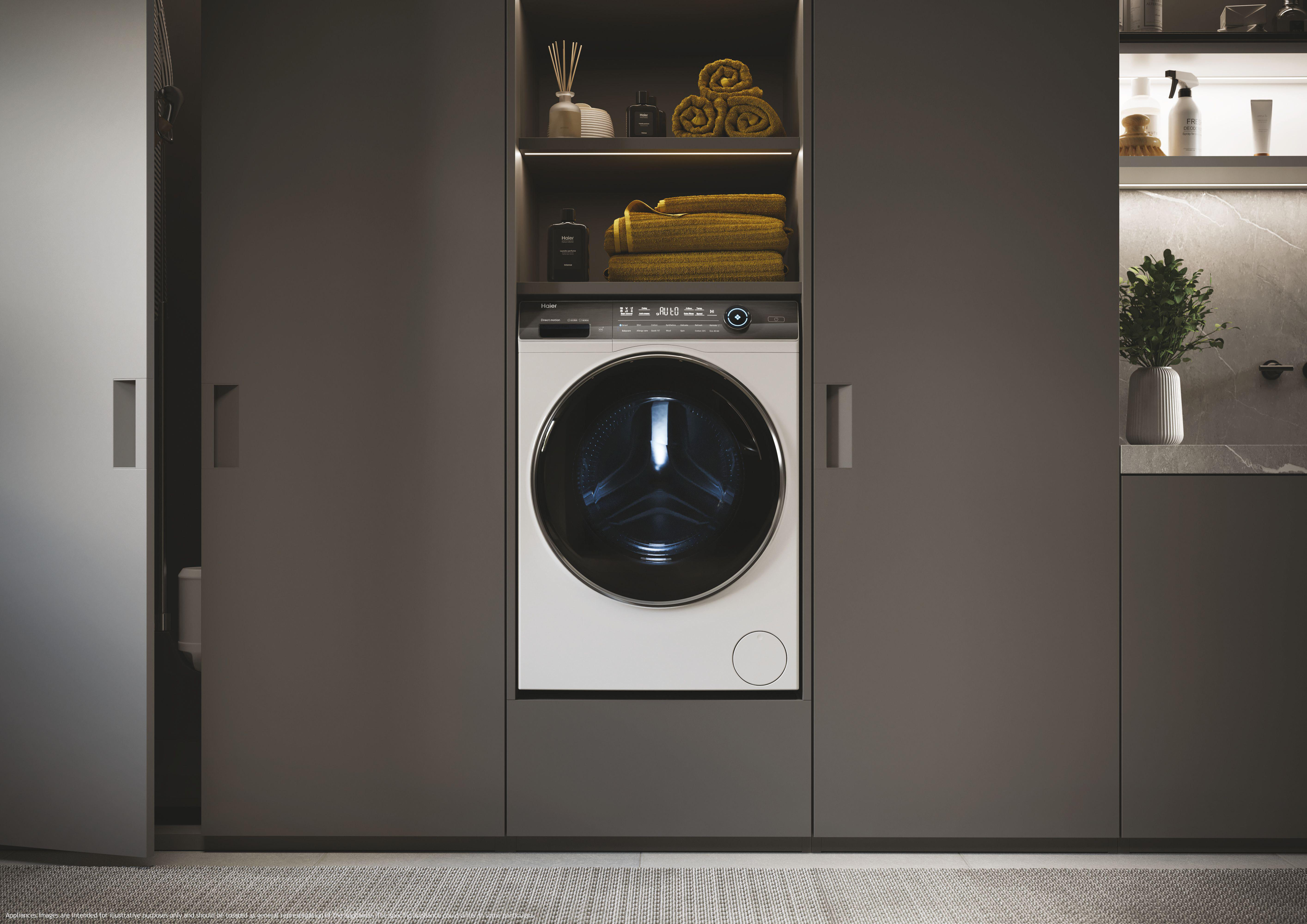 Moderne weiße Waschmaschine in dunklen grauen Schrank integriert, Regale.