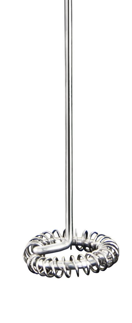 Spieniacz do mleka ze stali nierdzewnej na białym tle. Jest w pozycji pionowej.