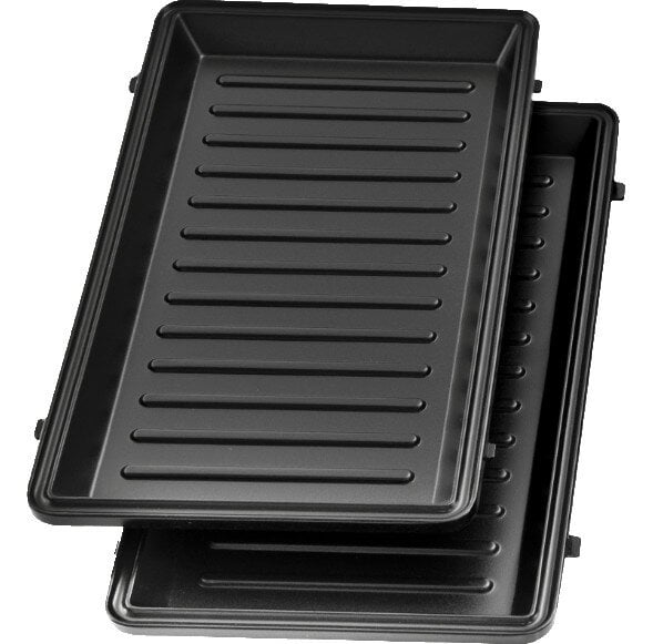 Dwie czarne plastikowe tace, włożone jedna w drugą, z żebrowanym dnem i rantem.