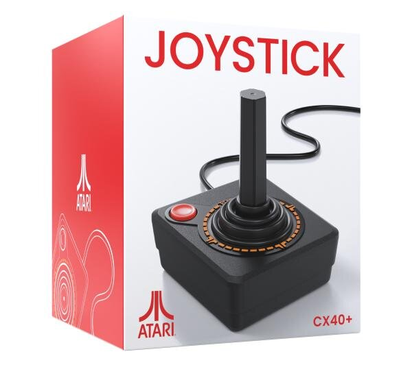 Joystick Atari CX40+ jest wyświetlany na pudełku. Pudełko ma kolory czerwony i biały. Joystick jest czarny, z czerwonym przyciskiem.