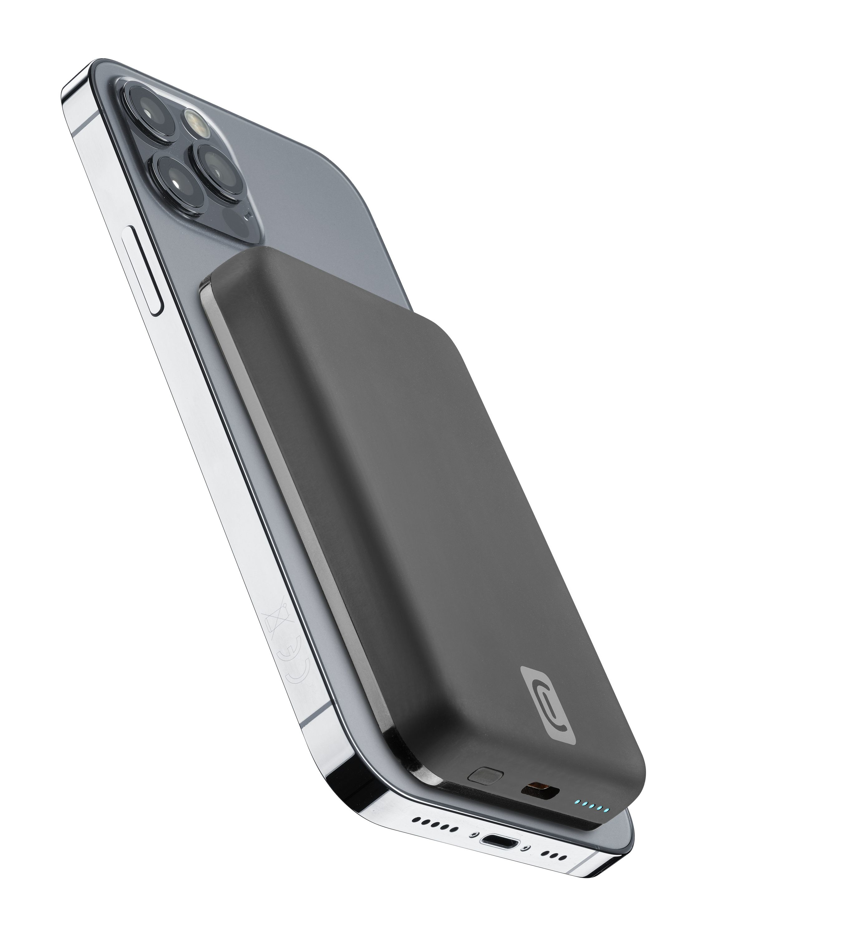 Schwarze Powerbank an einem silbernen Telefon befestigt. Die Powerbank hat einen USB-Anschluss.