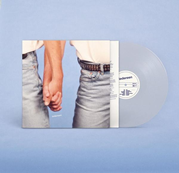 Eine Vinyl-Schallplatte in einer Hülle mit zwei Personen, die sich auf dem Cover an den Händen halten.