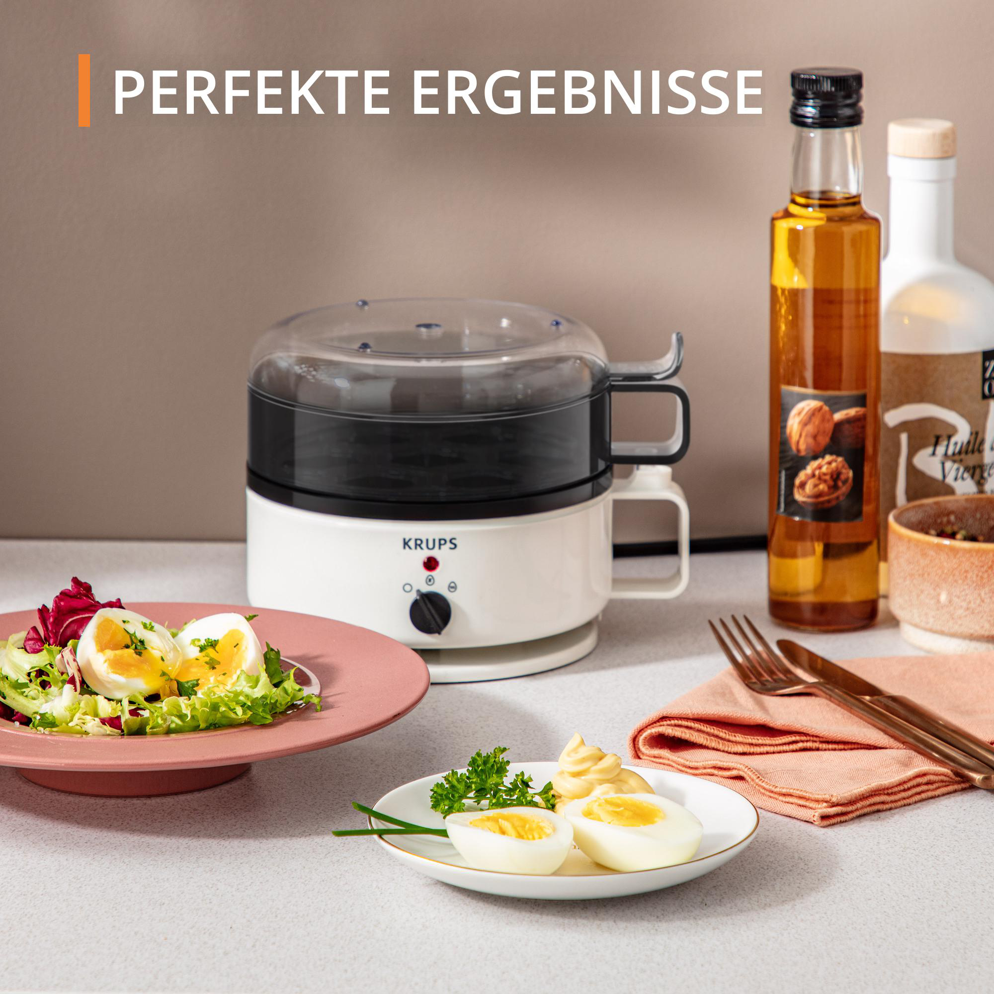 Eine Frühstücksszene mit Eiern, Salat, Ölflaschen und einem kleinen Eierkocher.