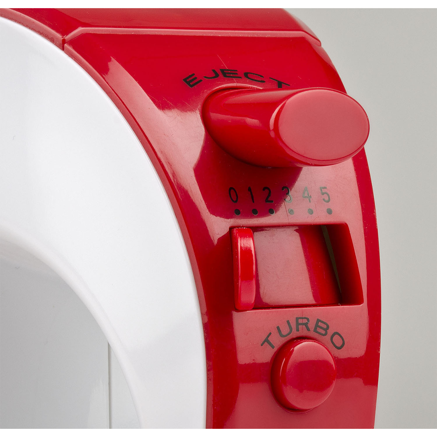 Primo piano del quadrante della velocità di un mixer rosso e bianco con il pulsante turbo.