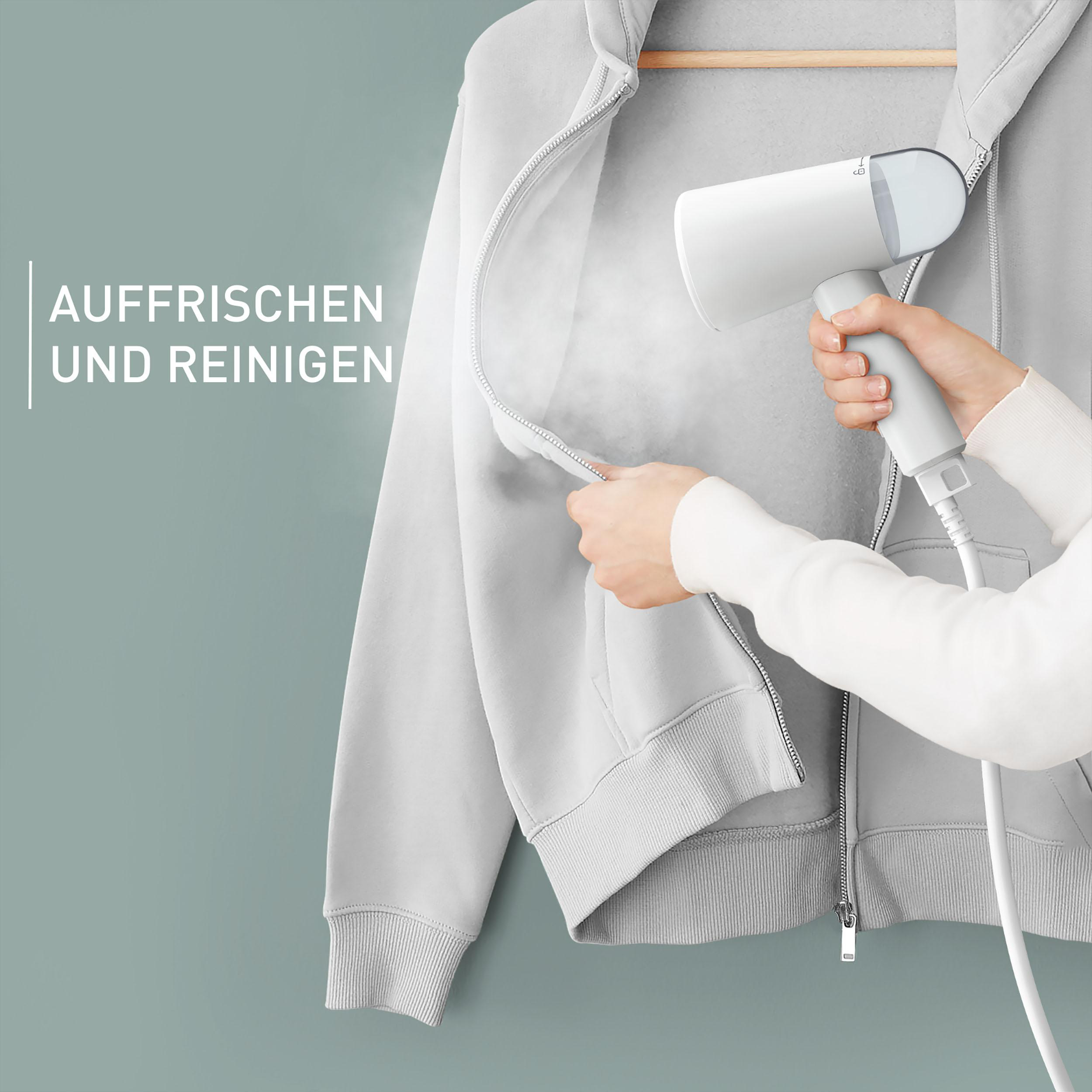 Person, die einen grauen Kapuzenpullover mit einem Handdampfer bedampft. Text: AUFFRISCHEN UND REINIGEN.