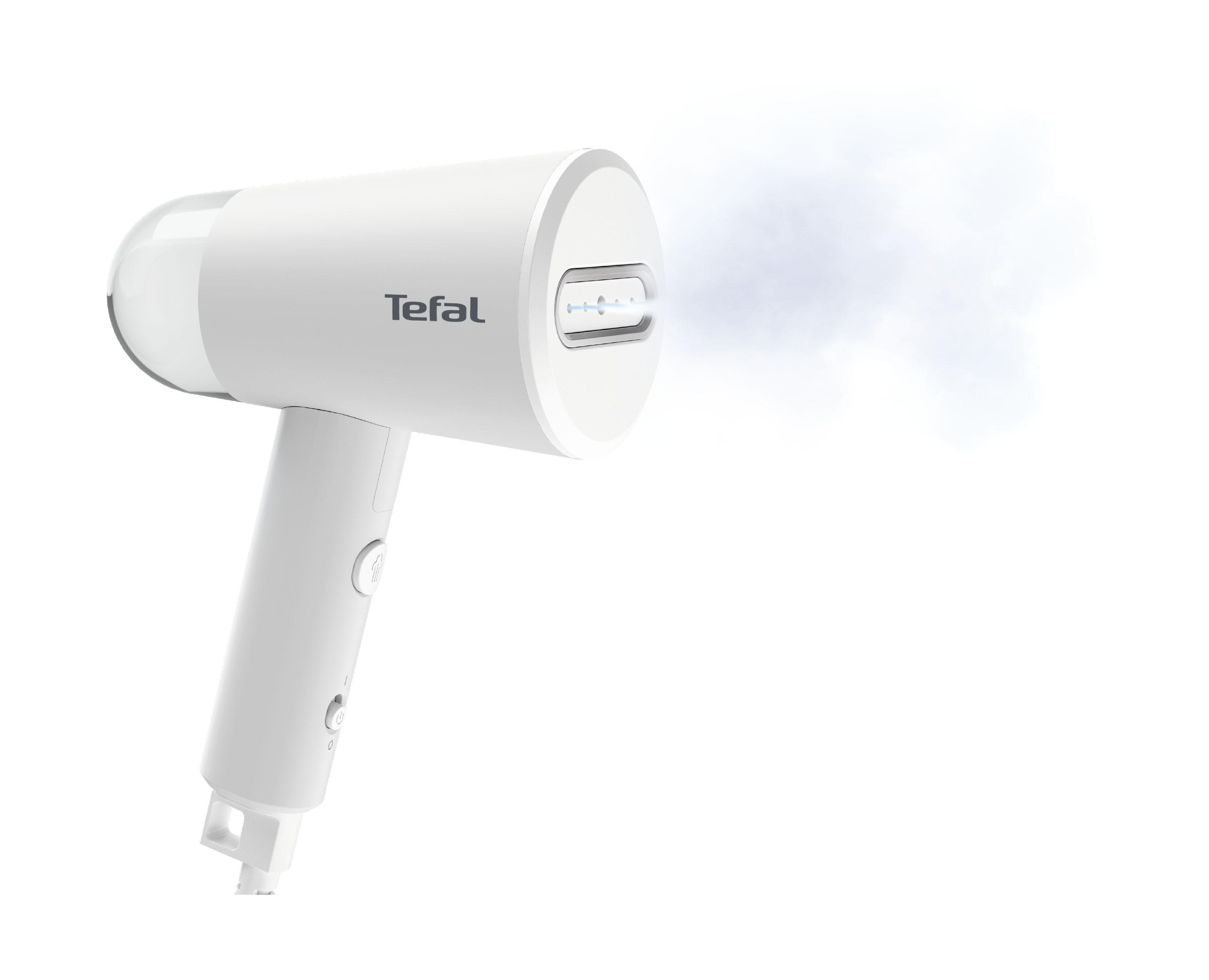 Weißer Tefal Hand-Dampfgarer. Dampf tritt aus der Düse aus. Weißer Hintergrund.