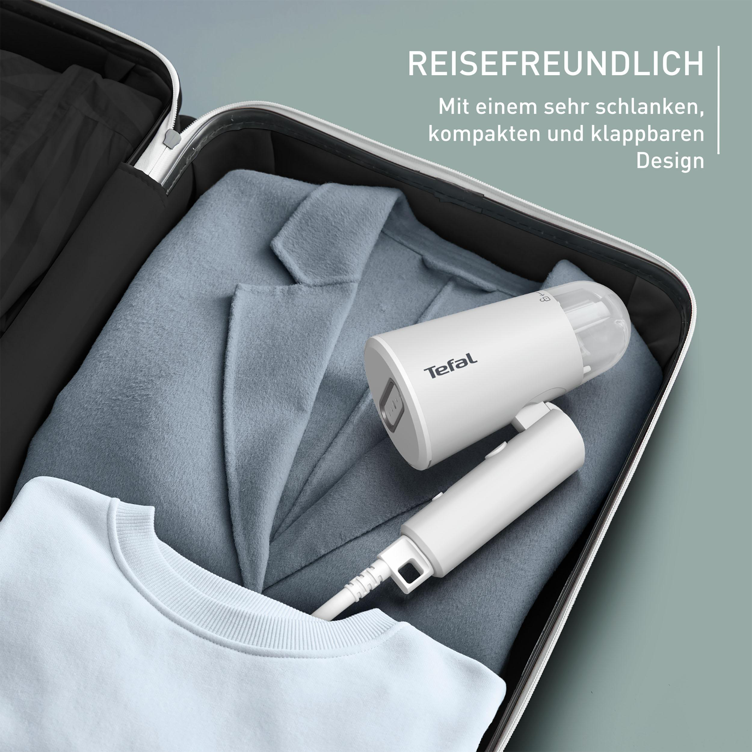 Ein Reise-Dampfgarer mit Kleidung in einem Koffer.