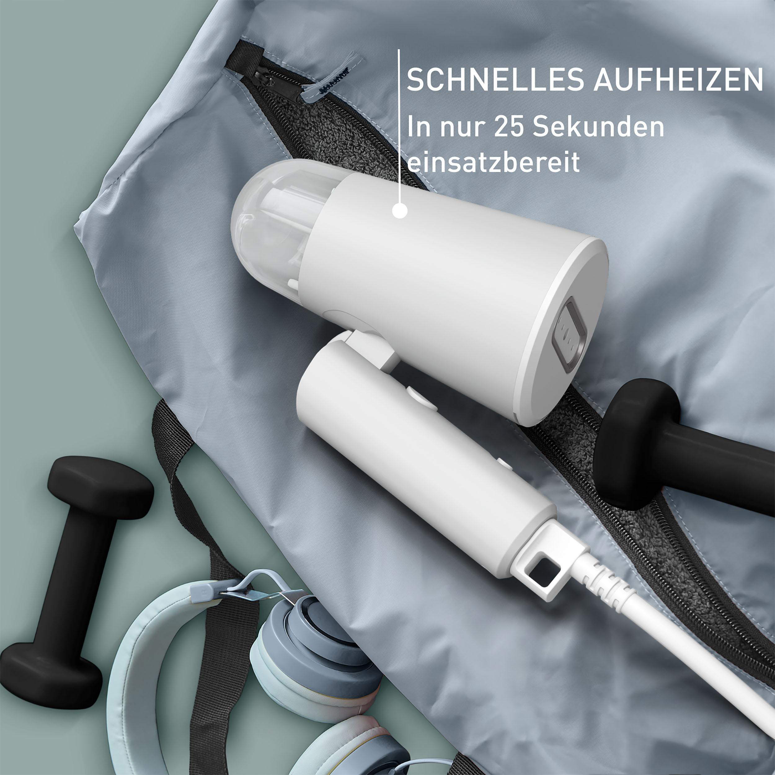 Weißes Reisebügeleisen und Ladekabel auf einer blauen Tasche, mit Kopfhörern und Gewichten. Text: schnelles Aufheizen.