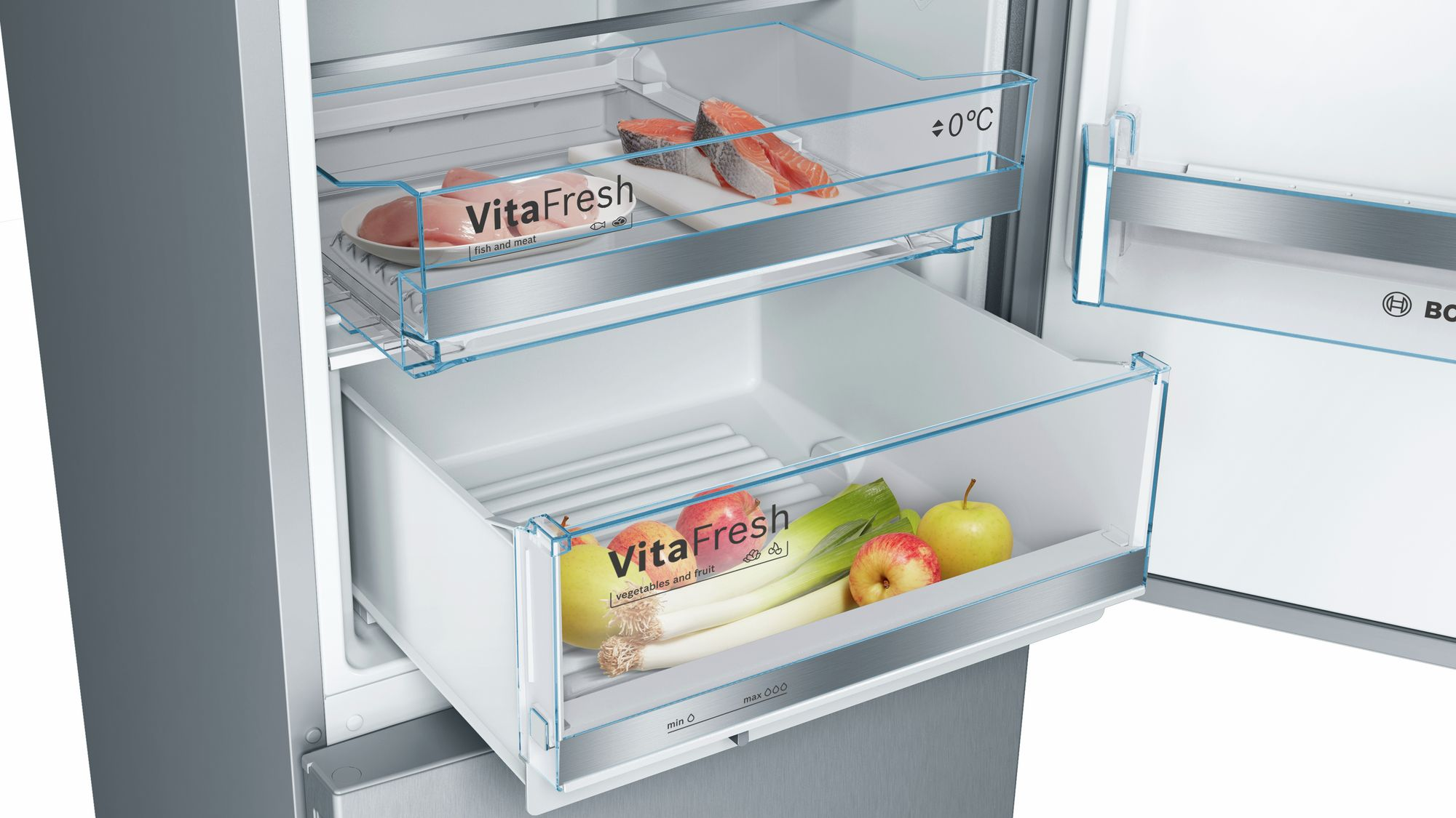 Kühlschrank mit zwei geöffneten Schubladen. Enthält frische Lebensmittel wie Fleisch, Fisch, Äpfel und Lauch.