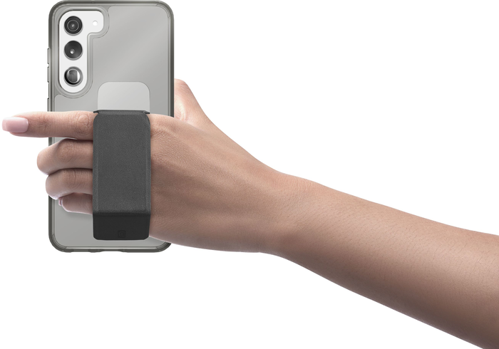 Une main tenant un téléphone avec une sangle attachée au dos.