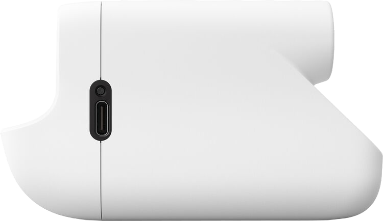 Fehér készülék USB-C porttal az oldalán.