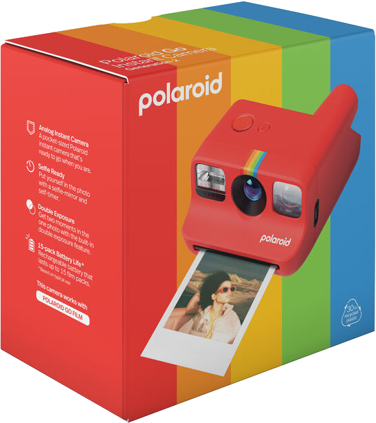 Polaroid Go kamera dobozban. A kamera piros, szivárványszalaggal és egy fotóval.