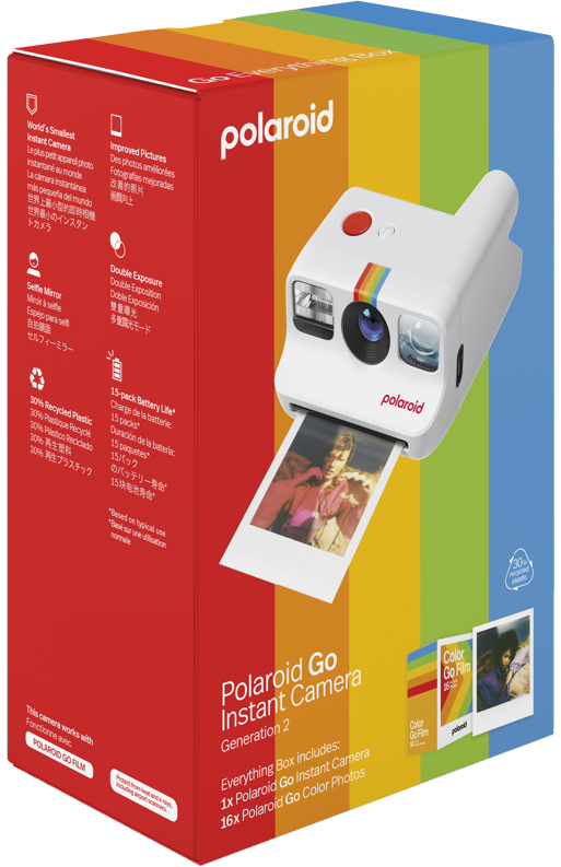 Polaroid Go kamera egy szivárványszínű dobozban. Egy fotó jön ki a kamerából, egy dobozzal.