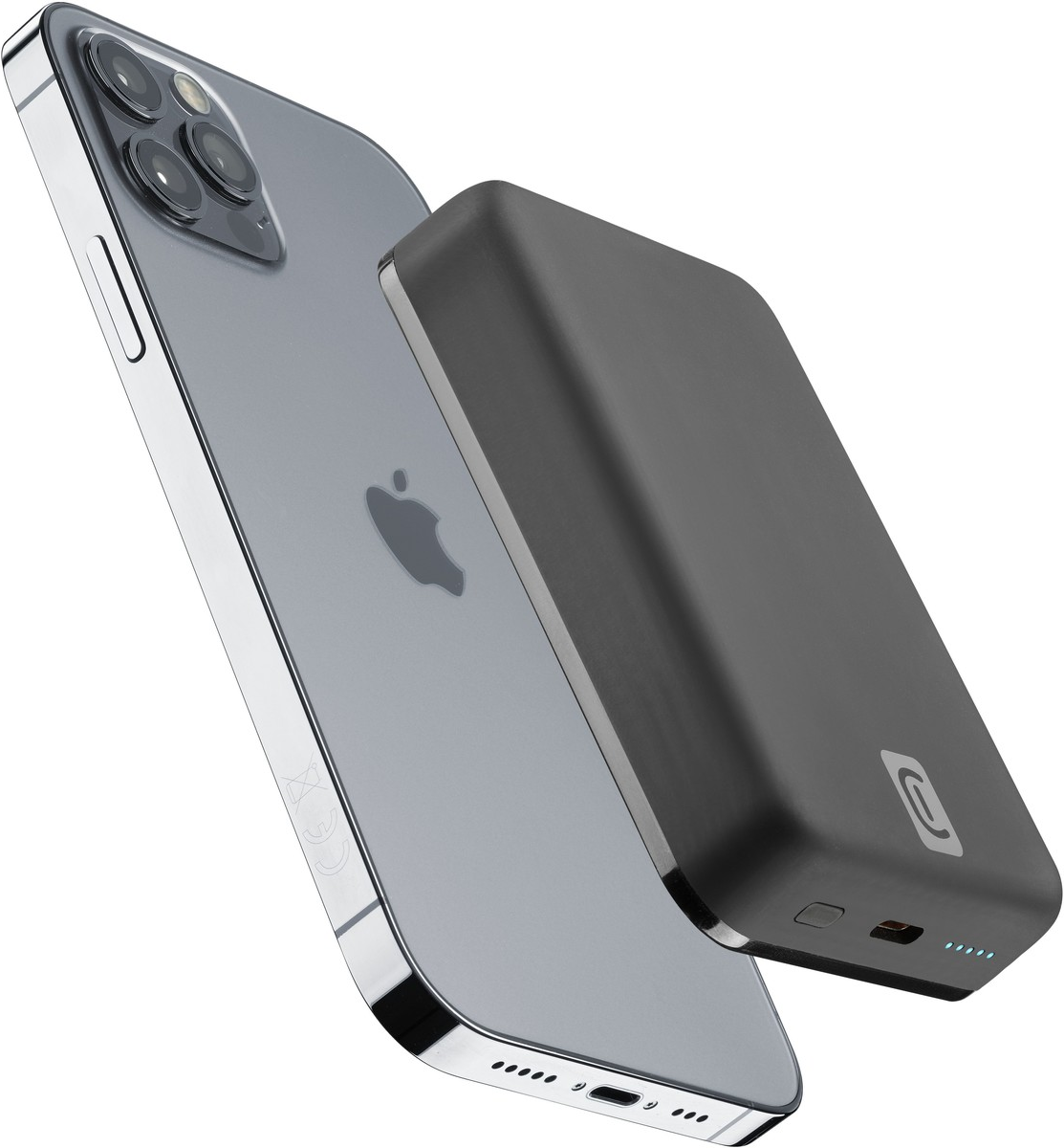Un iPhone gris et un chargeur portable noir reposent ensemble, inclinés contre un fond blanc.