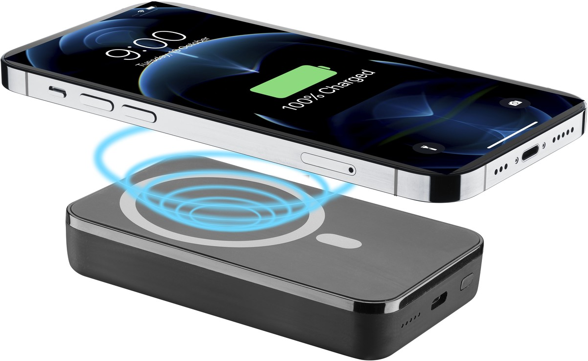 Téléphone en charge sur une batterie externe noire. Le téléphone affiche 100% chargé.