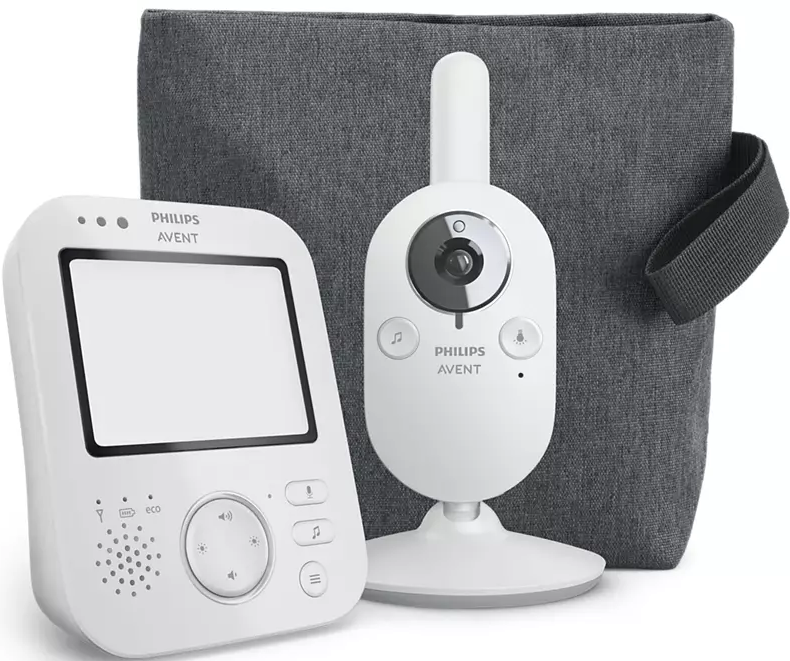 Weißes Babyphone-Set, mit einem Bildschirm und einer Kamera mit einer grauen Stofftasche.