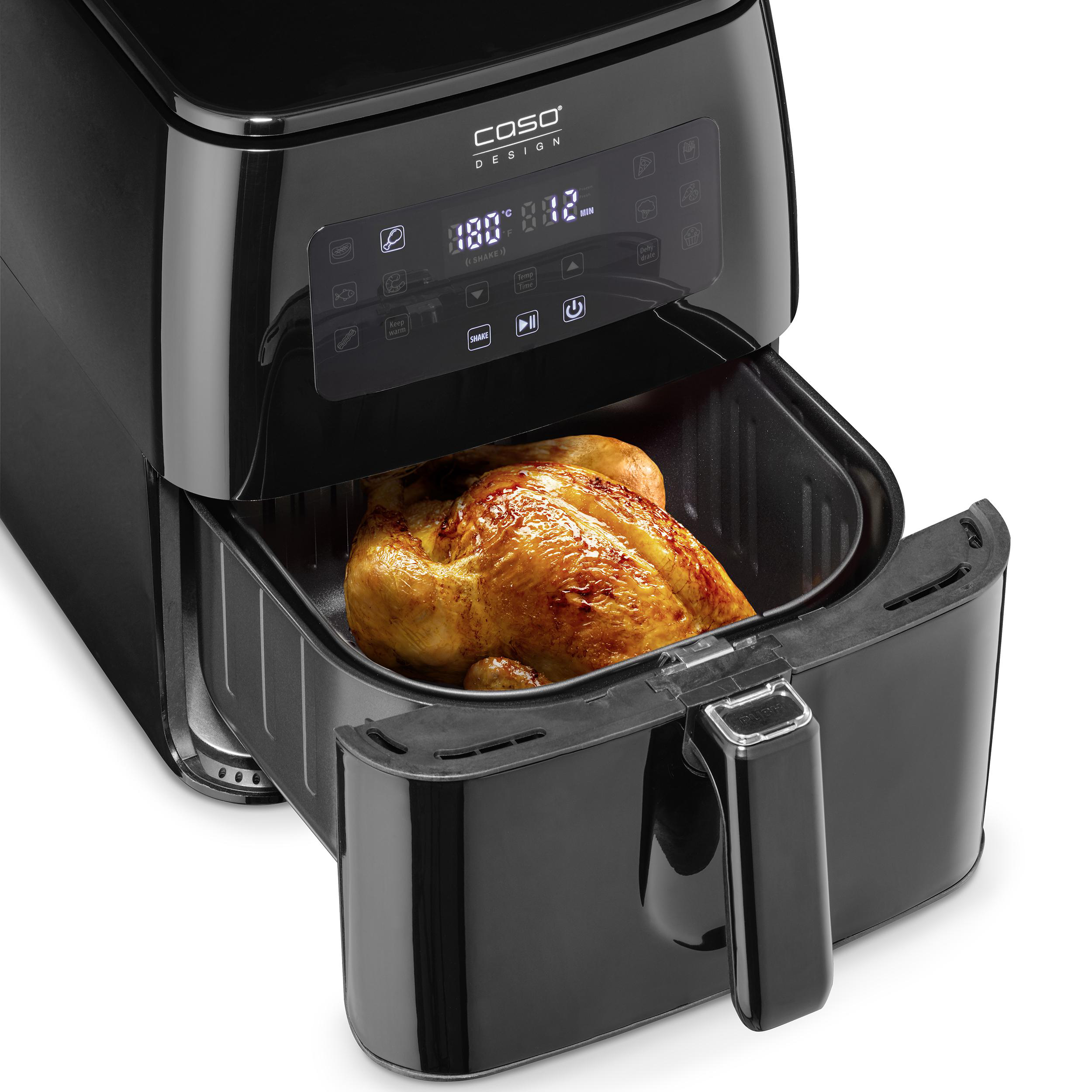 Ein schwarzer Airfryer mit gebratenem Hähnchen, Schublade offen.