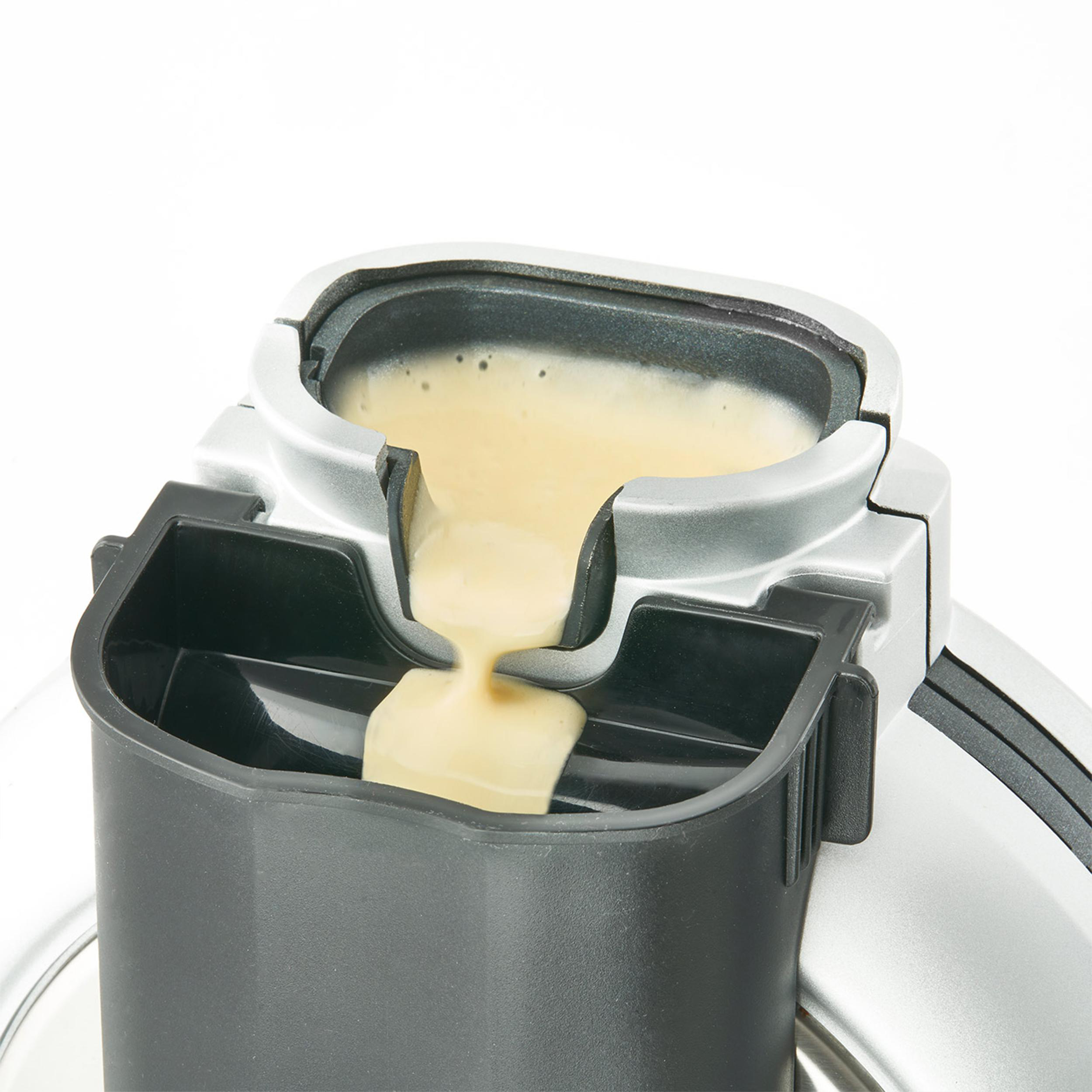Espresso, der aus einer Kaffeemaschine gegossen wird.