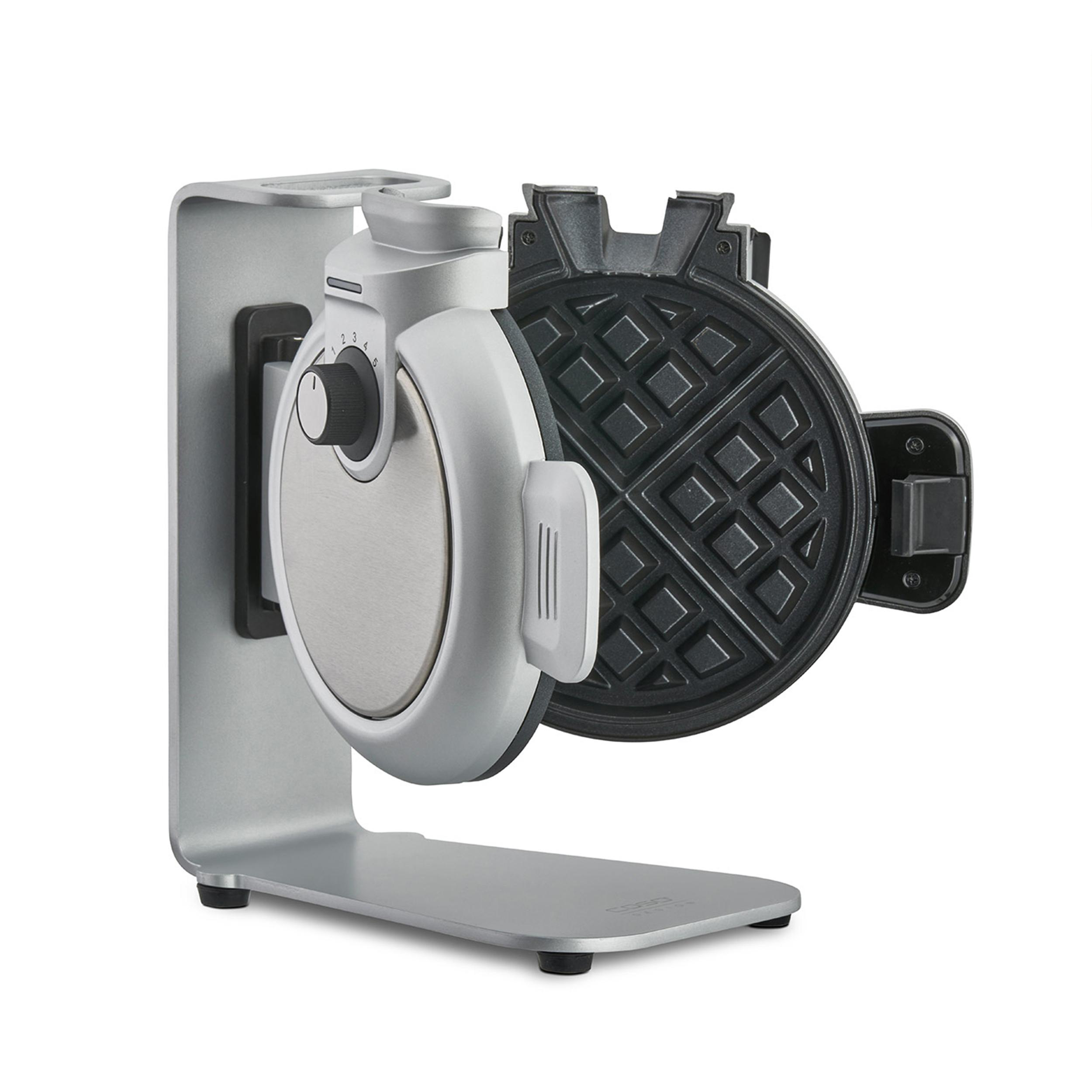 Ein Waffeleisen in Silber und Schwarz, offen und bereit zum Backen.