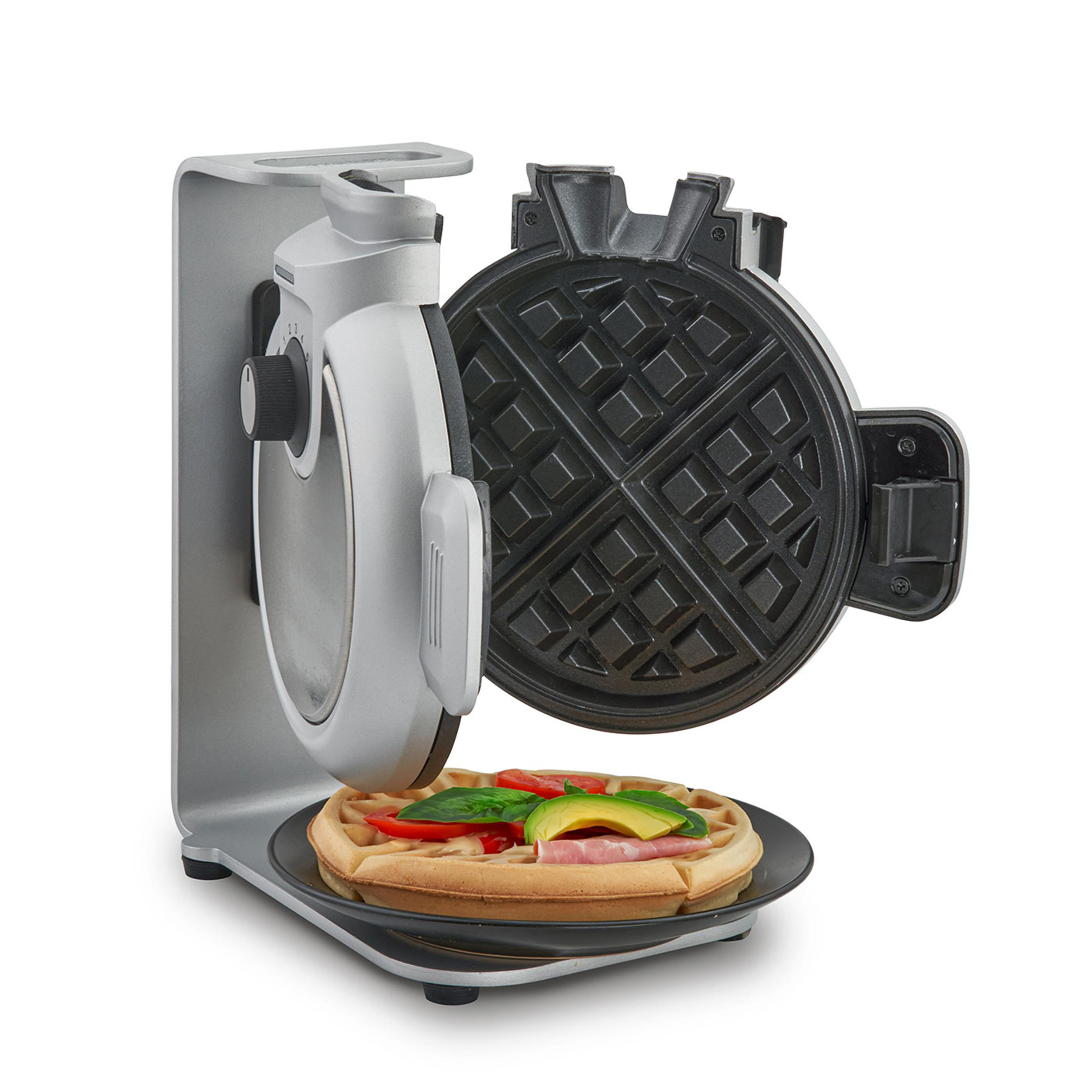Waffeleisen mit offenem Deckel, Waffel mit Belag auf einem Teller.