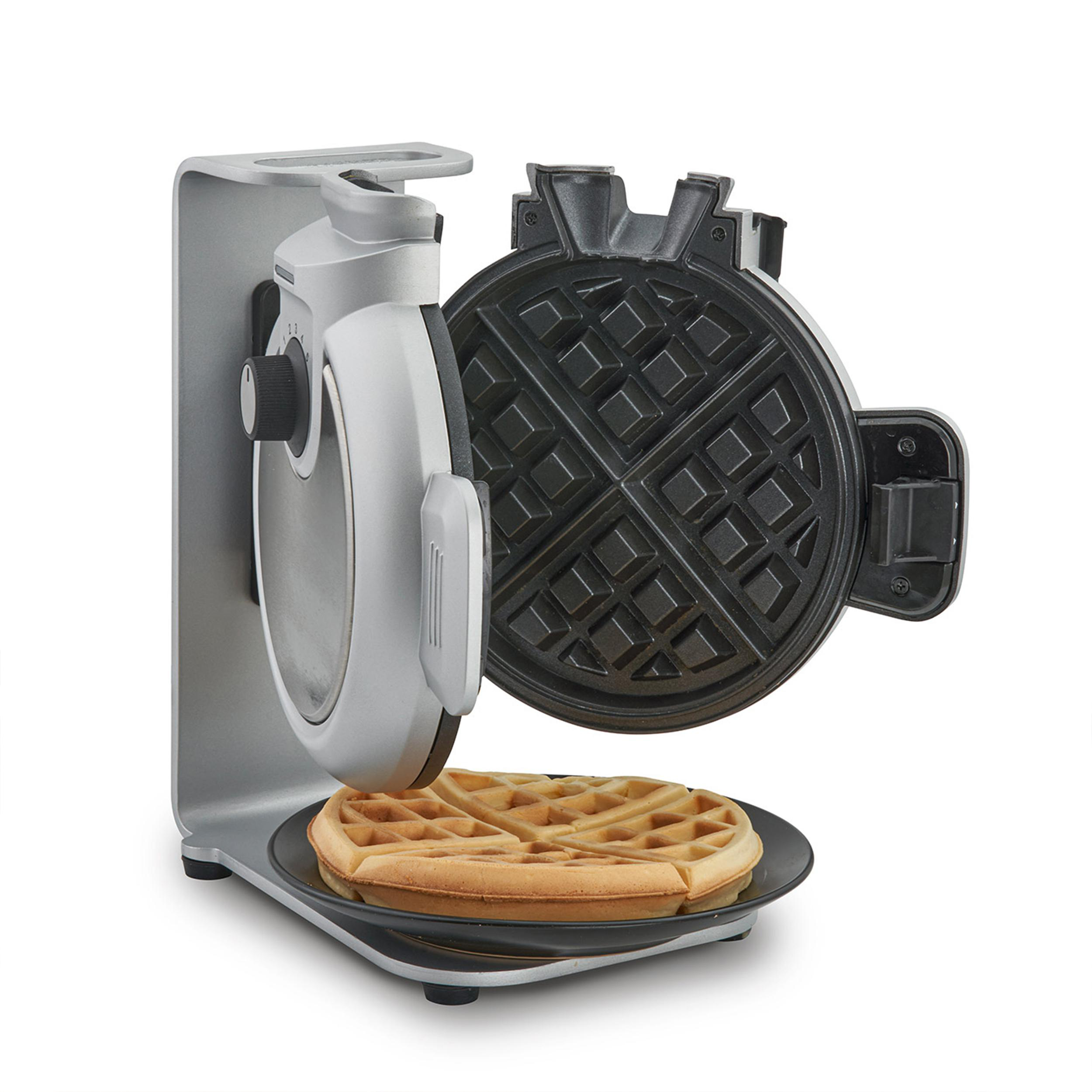 Ein Waffeleisen mit einer Waffel auf einem Teller. Es ist geöffnet und zeigt das Gittermuster.